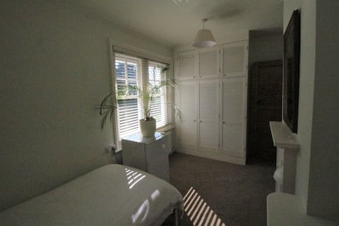 Large Single Room located between Reading & Henley