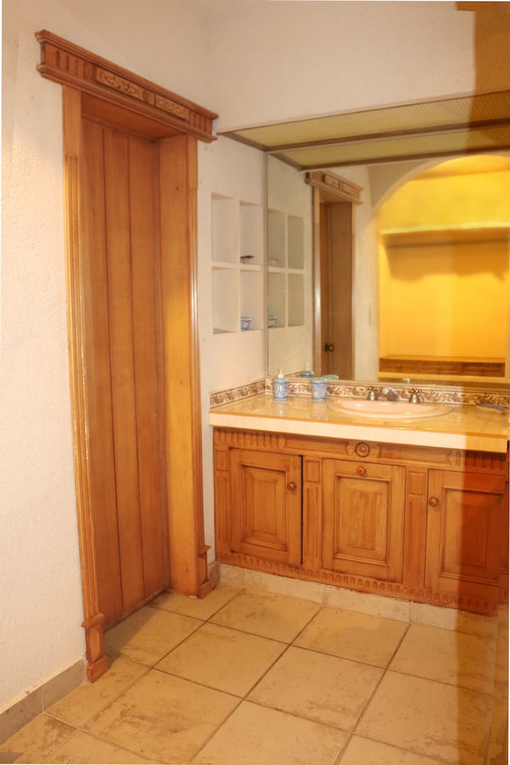 Zimmer Waschtisch Nr. 2 / Bathpowder Room No. 2