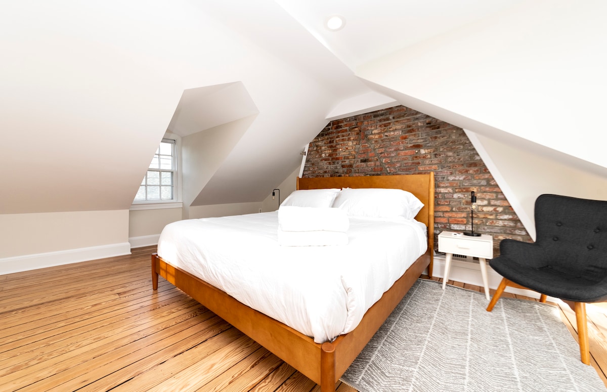 "Vitanda vilikuwa vizuri sana na tulilala vizuri sana!" - Mary Beth, **** * *
"Vitanda vilikuwa vizuri sana!" - Caitlin, ***** *
" Nyumba nzuri sana na maridadi kuliko hoteli mahususi! Vitanda ni vizuri..." - Lauren, ***** *
"Vitanda vyote vilikuwa vizuri sana na kila kitu kilikuwa bila doa." - Anna, **** *
Nyumba ya Ryan ina yote... vitanda vizuri, taulo za kifahari, kahawa tamu..." - Nikki, **** *
"Kweli, vitanda vizuri sana..." - Andrew, *****