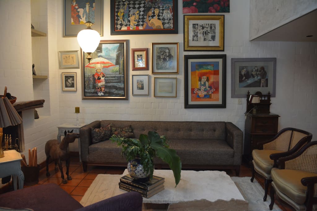 Sala de doble altura con chimenea