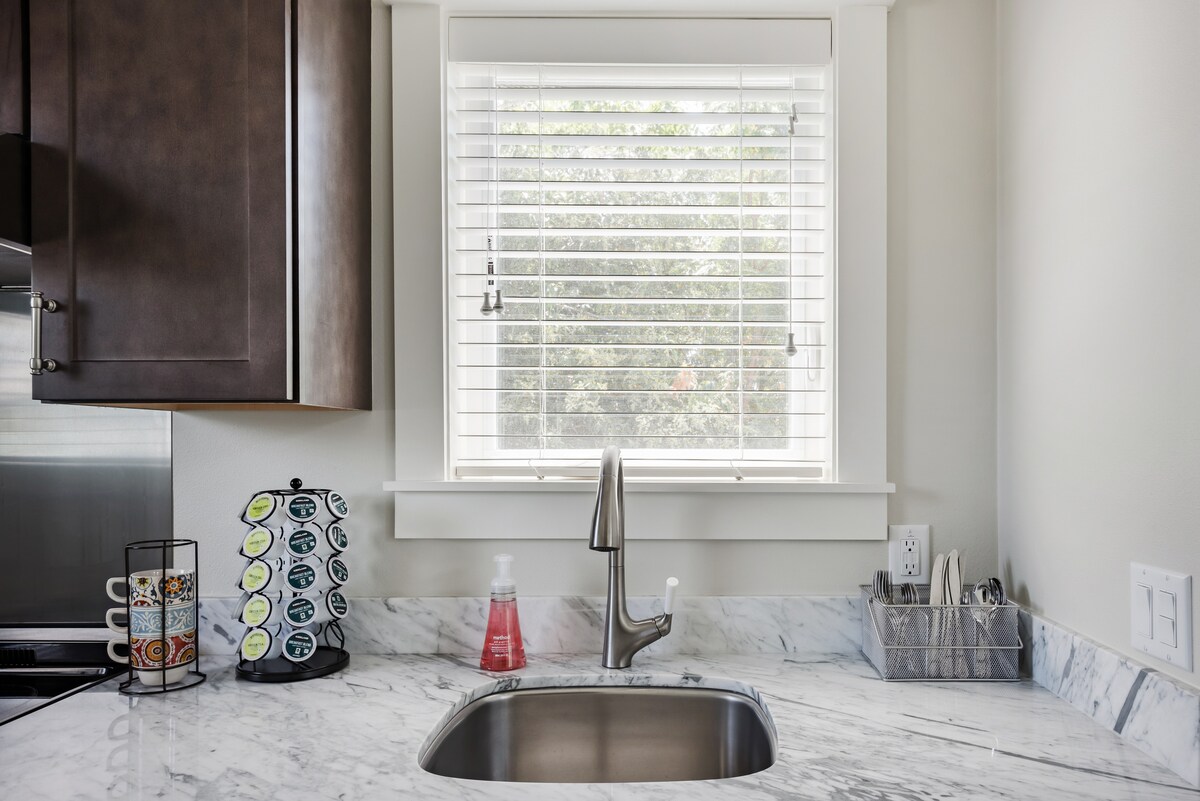 Charming Chestnut Carriage House in East Austin