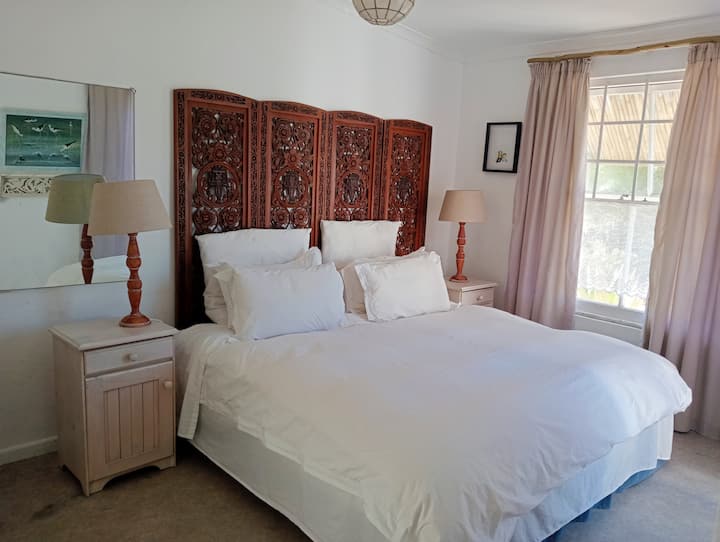 غرفة النوم الرئيسية بسرير كبير الحجم في غرفة
النوم الرئيسية