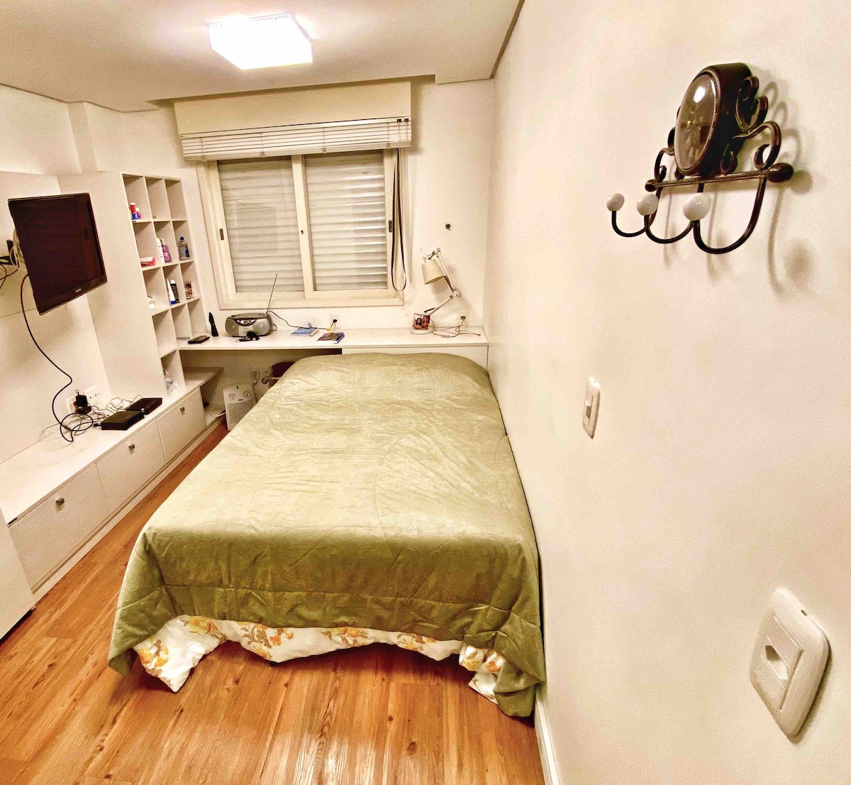 卧室-双人床、有线电视、无线网络、收音机、壁橱。 