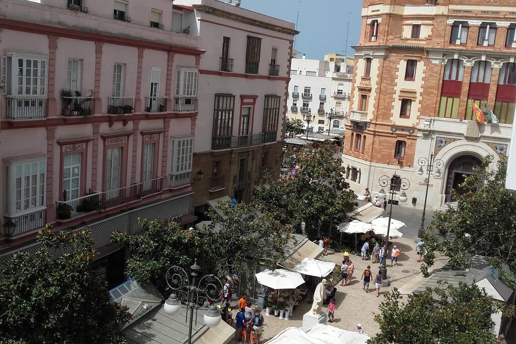 Plaza de las Flores con correos al fondo