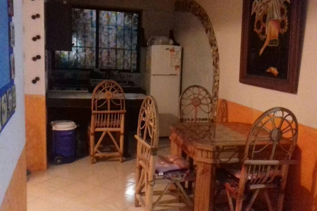 Cocina, comedor, estufa y refrigerador