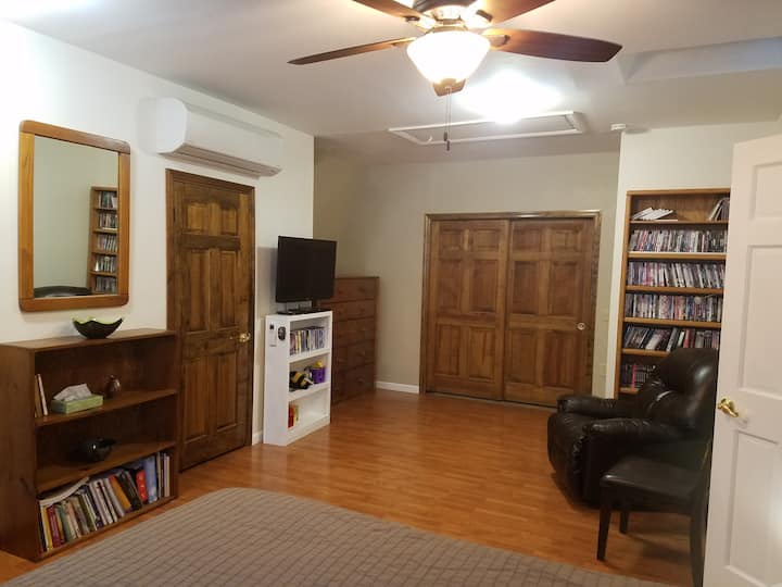 Upstairs Bedroom Plus Sitting Room & Private Bath - Bethel, CT
