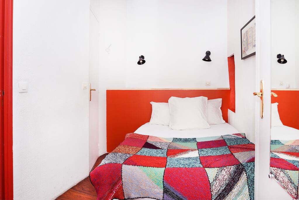 Chambre simple mais grand lit