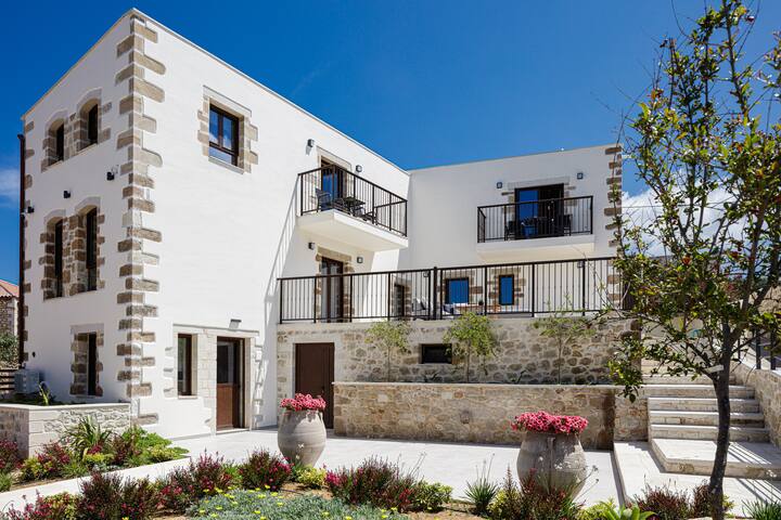 New luxurious villa with stunning pool,views &bbq! gallery image 2