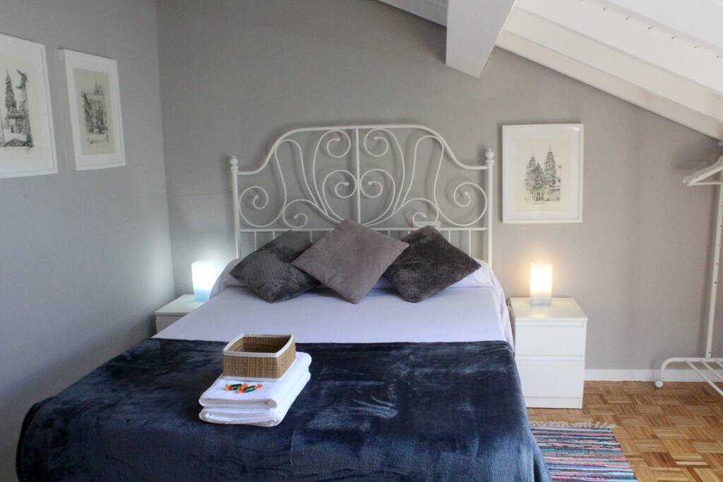 Habitación doble abuhardillada con cama de matrimonio 135 cms, baño privado, secador de pelo, TV plana.
Hermosas vistas a la Catedral de Santiago.
Posibilidad de poner una cama supletoria o una cuna