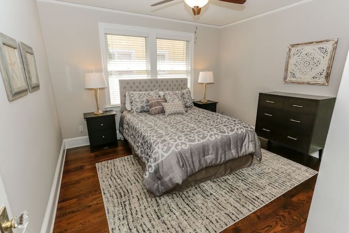 3-та спална соба за гости со нов брачен кревет со душек од мемориска пена.  Станици за полнење на секој штанд за ноќевање