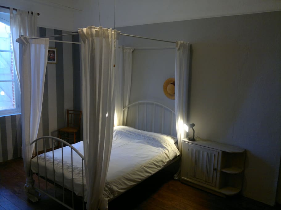 Chambre double avec lit baldaquin