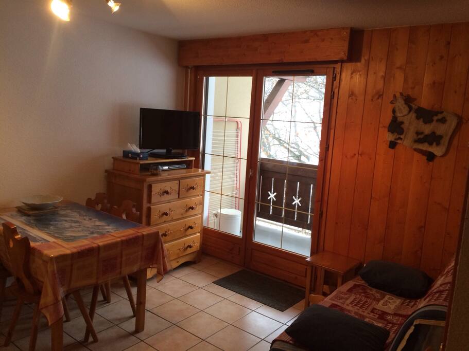 Salon/salle à manger avec TV LCD et lecteur DVD