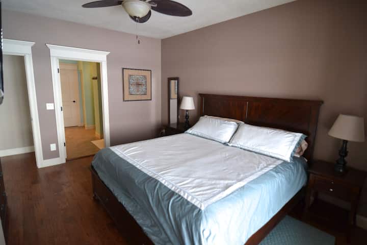 เตียงคิงไซส์ในห้องนอนใหญ่