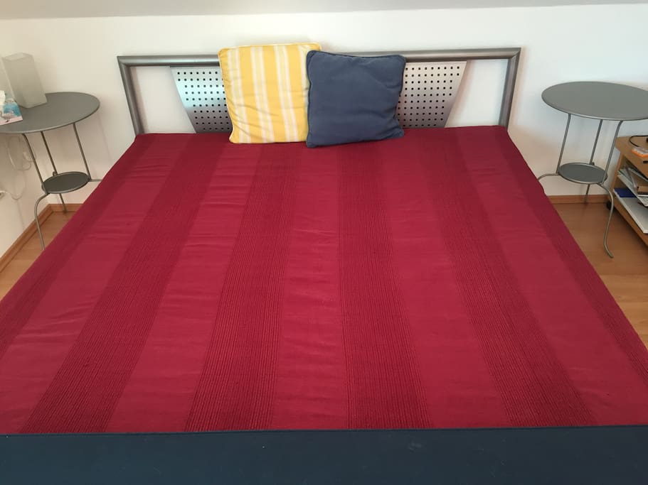 Das Bett 1,80 breit mit zwei Einzel-Matratzen/The bed 1,80 wide, two matraces.