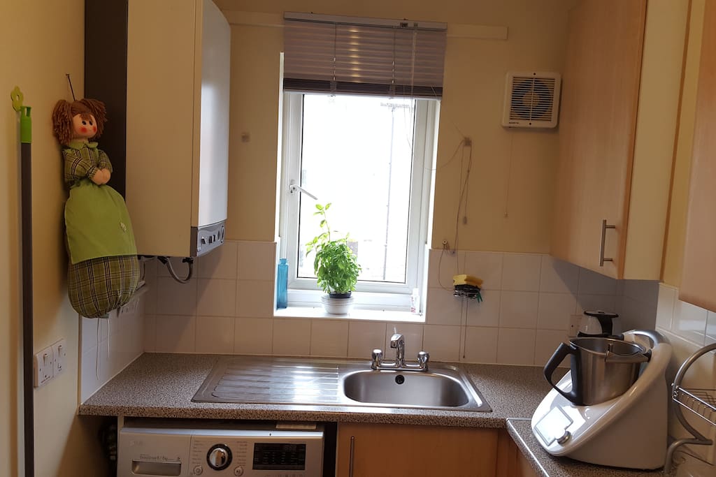 Kitchen and wash machine available.