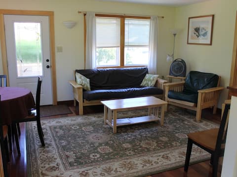 Successful Airbnb property: Smith Cottage Higgins Beach in South Portland