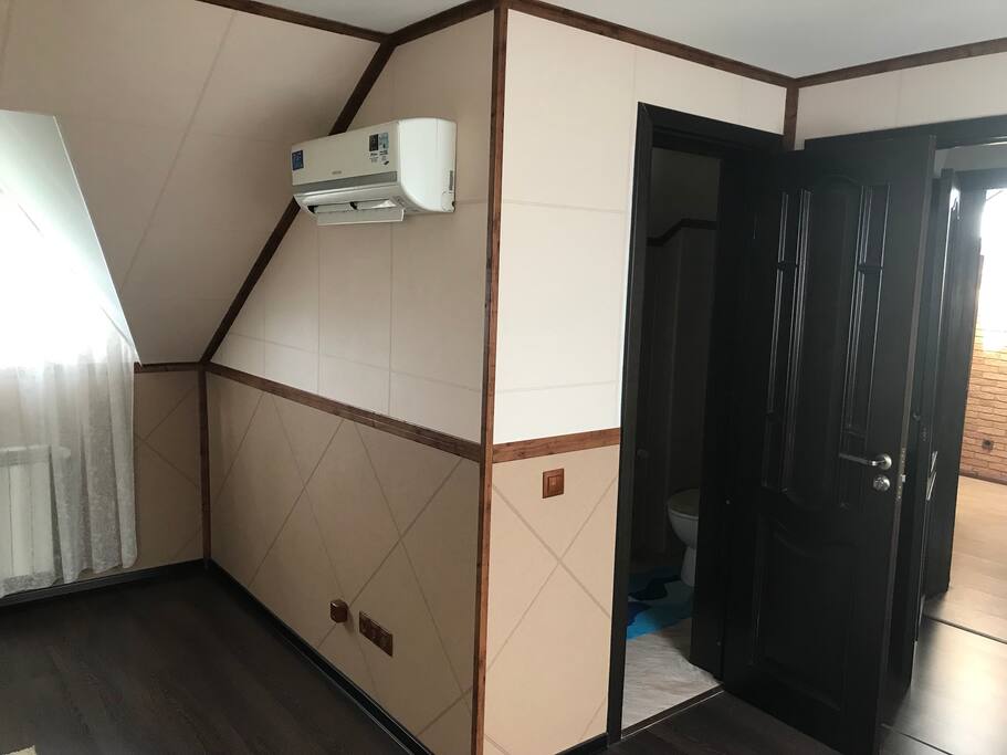 Отдельная комната на 3 этаже - 32 м2. Кондиционер, туалет, телевизор. Separate room on the 3rd floor, air conditioning, toilet, TV, 32 m2.