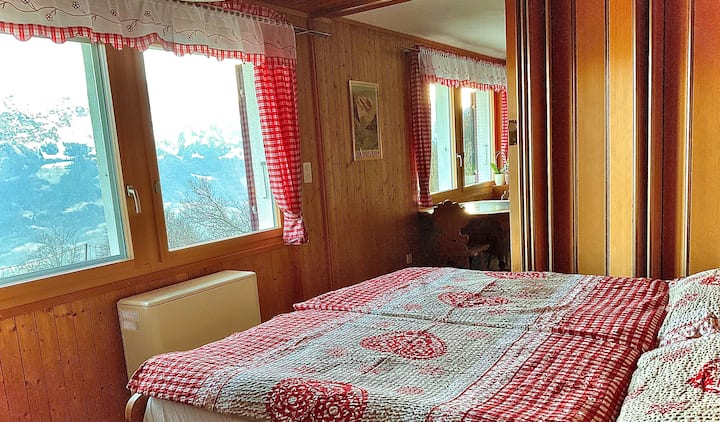 Spálňa so skladacou stenou orientovanou na obývaciu izbu