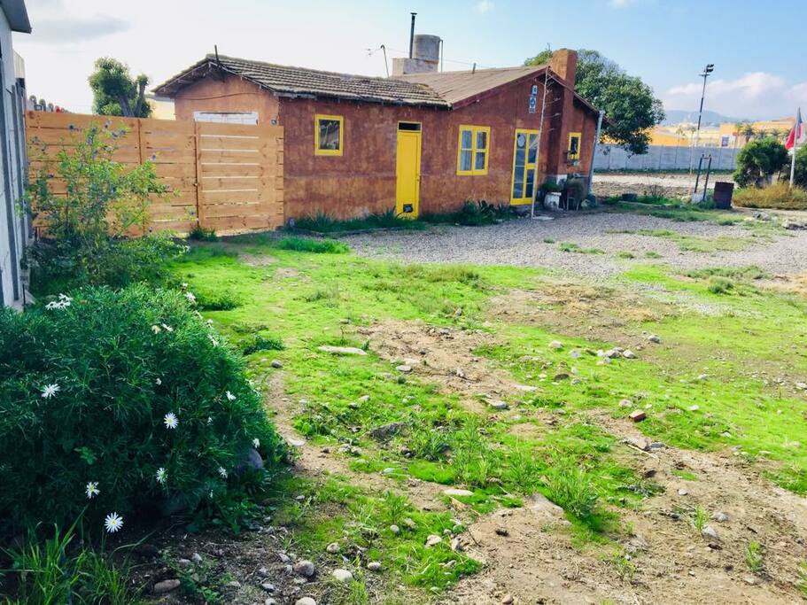 Frontis de la casa de 100 mts cuadrados. Casa antigua ( data de 1960)