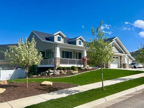 Herriman Luxury 3000 sf  home w/ deck & hottub.