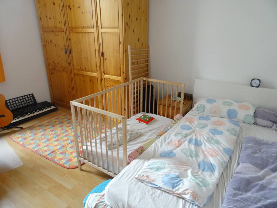 Schlafzimmer mit großen Schrank