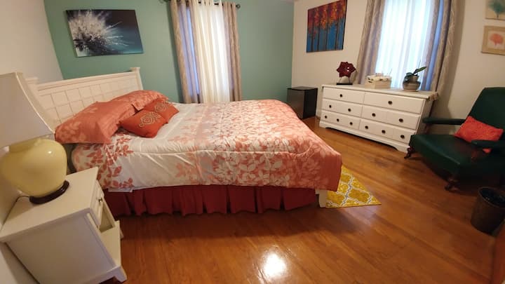 Delightful & Bright In Quiet Area! - Worcester, MA