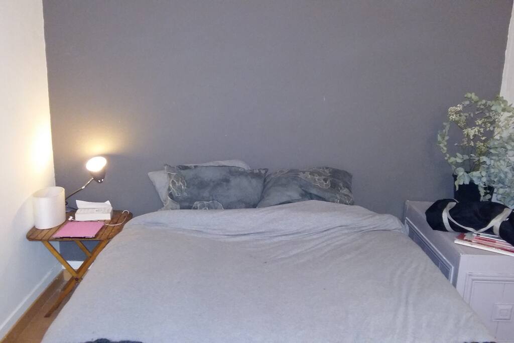 La chambre, grande et silencieuse, donne sur une petite courette privative
