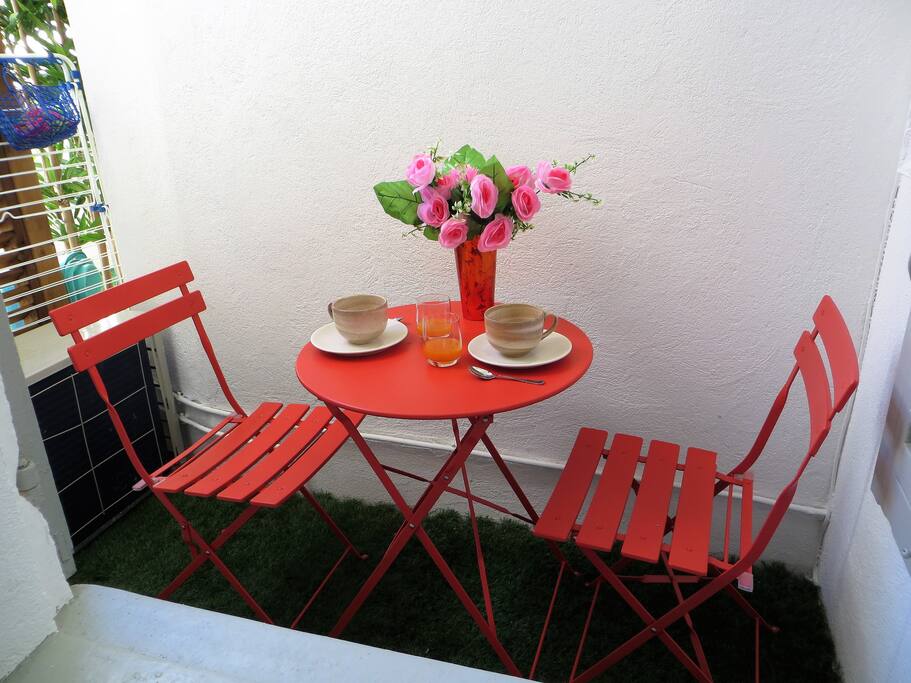 Breakfast on balcony/loggia - petit déjeuner sur le petit balcon/loggia