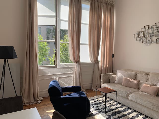 Logement 2 pièces 42 m2. Invalides/Tour Eiffel