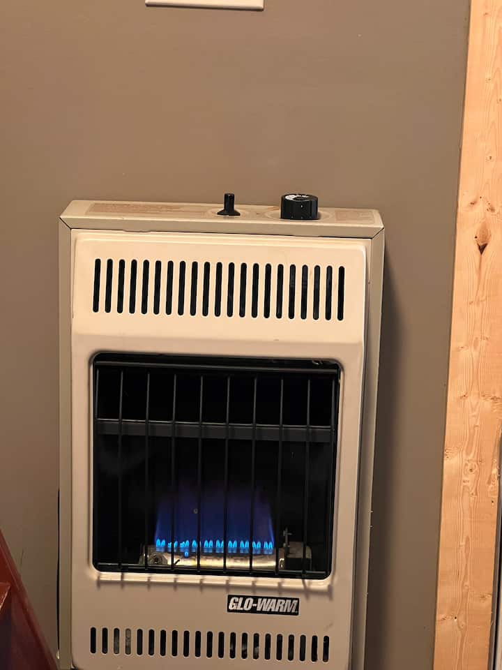 Kipasha joto cha propani kinaweza kutumika ukiwa ndani lakini kinahitaji kuzimwa wakati hakuna mtu aliye katika Nyumba Ndogo. Hiki hapa ni kiunganishi cha kutazama video ya jinsi ya kuiwasha https://youtu.be/3Niqvpqf2O4