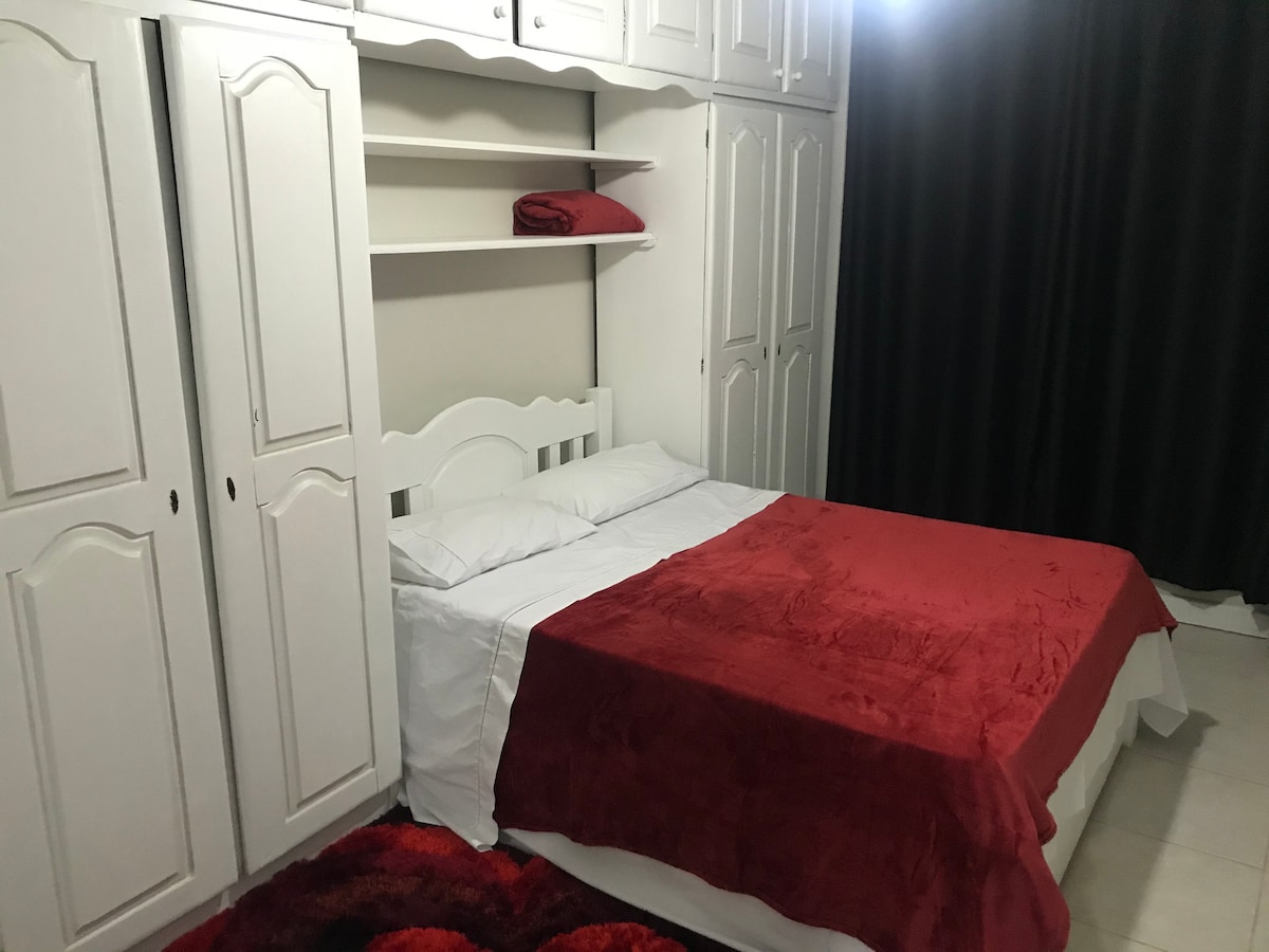 ห้องนอน 01 [เตียงคู่เครื่องปรับอากาศพัดลมเพดานตู้เสื้อผ้า] + ห้องน้ำ 