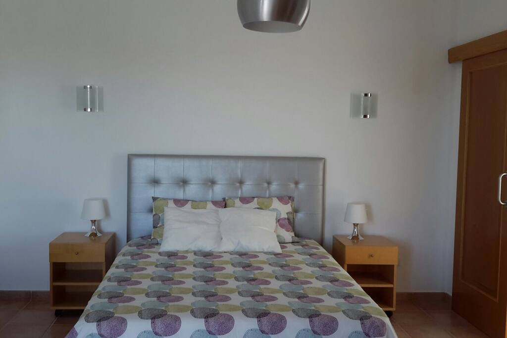 dormitorio con cama matrimonio en piso superior