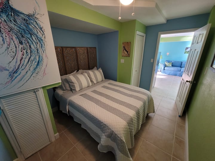 Dormitorio de invitados, cama tamaño queen en la planta baja.