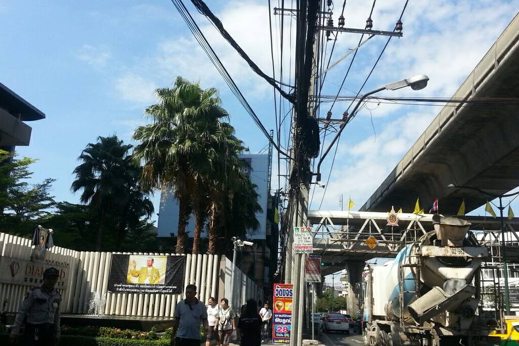Stand on main Sukhumvit Road (beside of Sukhumvit Soi 48/4)