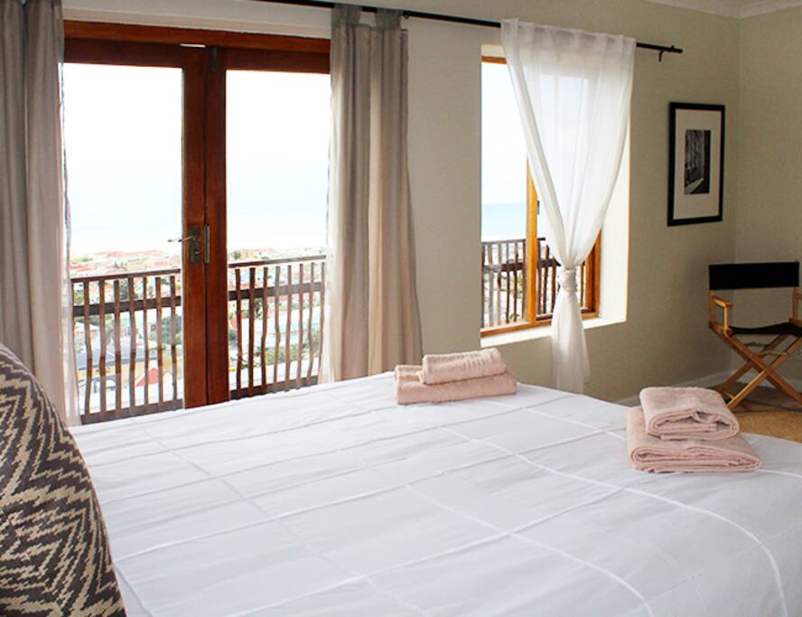 Master Bedroom - Private deck & en-suite bathroom