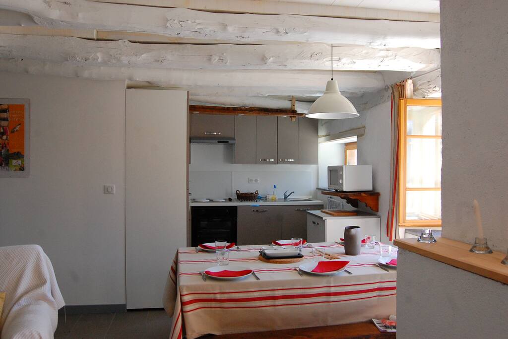 Cuisine équipée et salle à manger
