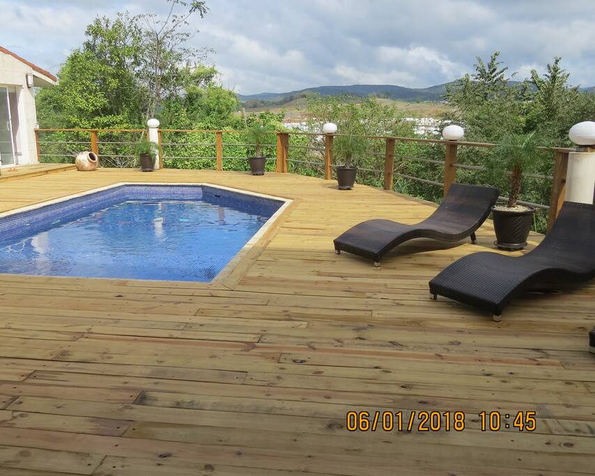 Deck con piscina