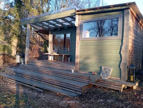 Quaint OutdoorCampSauna Forest Hut