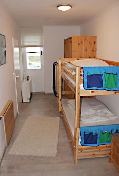 Das Kinderzimmer. Im stabilen Hochbett können natürlich auch Erwachsene schlafen. Ein neues Kinderreisebettchen steht - falls benötigt - auch parat.