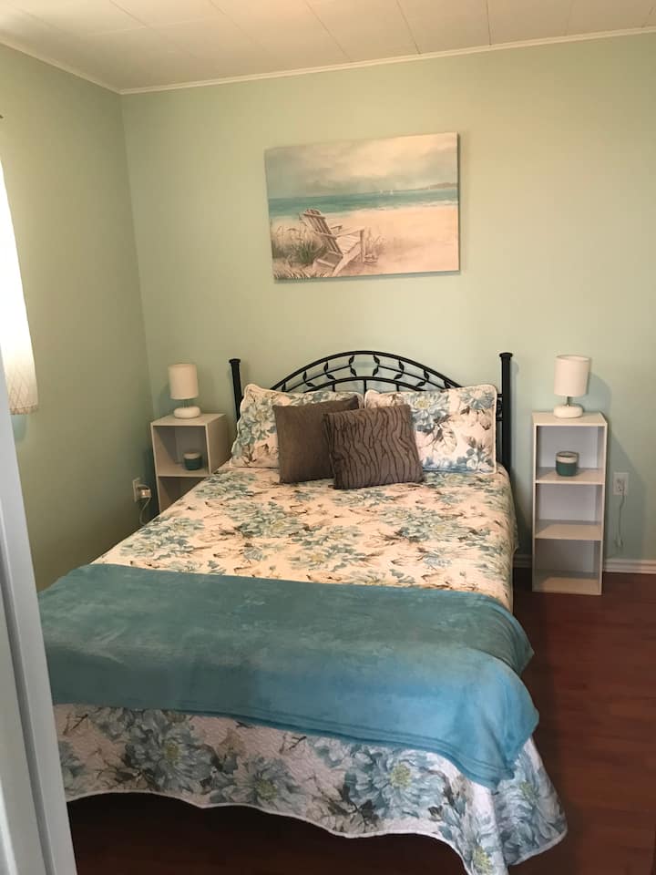 חדר שינה עם מיטה זוגית