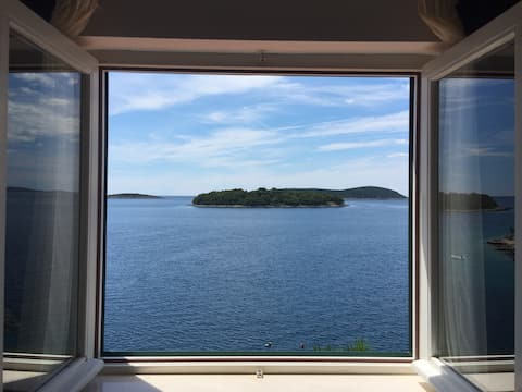 Top performing Airbnb: Agrimony penthouse, first row to the Sea in Drvenik Veliki
