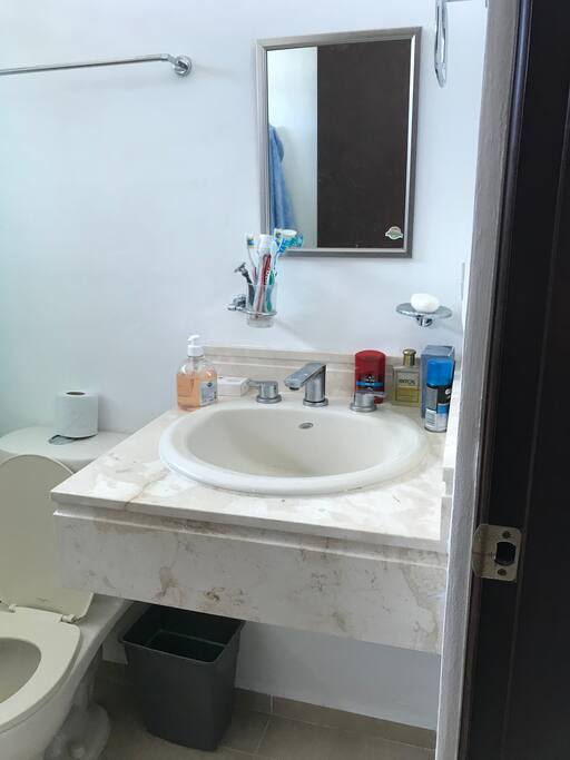 Contamos con 2 baños uno completo y un medio baño, completamente limpios y con todo lo necesario para su higiene personal.
