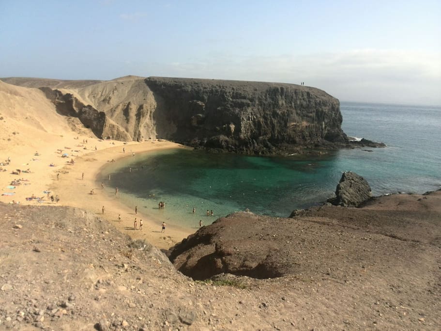 Playa de papagayo, no lo puedes dejar de visitar, a tan solo 20minutos de el sitio donde te hospedas, el Deleite Lanzarote.
