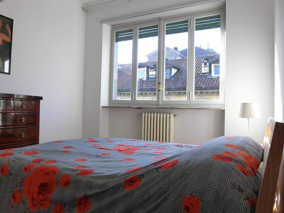 camera da letto: l'ampia finestra