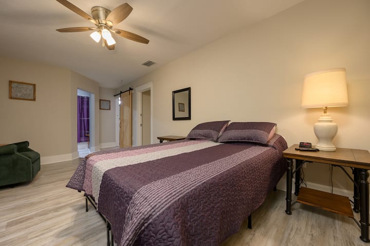 "غرفة السباكة" غرفة نوم رئيسية كبيرة مجهزة بسرير ميموري فوم كوين ومكتب وخزانة ملابس.