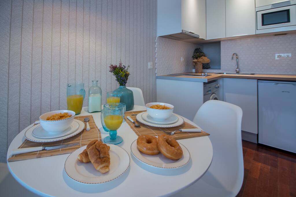 Mesa del comedor y cocina.