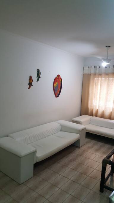 Sala com sofás de couro.
