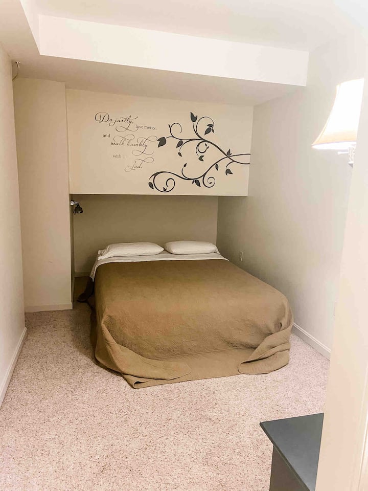 地下の寝室にはクイーンマットレスがあります。