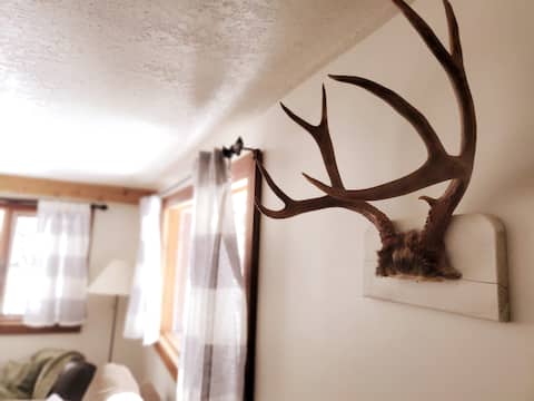Top Airbnb: Okanagan Mountainside Cabin ★ Rustic Hideaway in North Okanagan