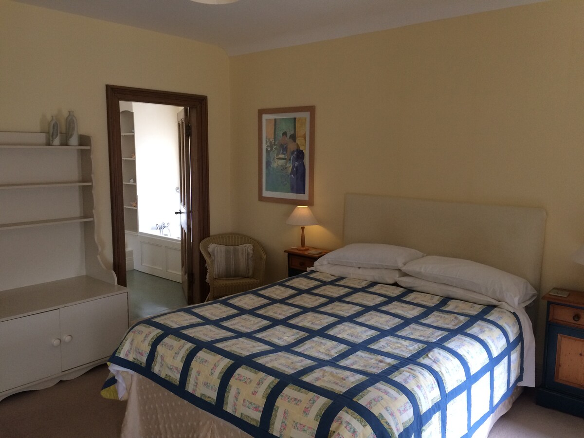 Dormitorio con baño privado